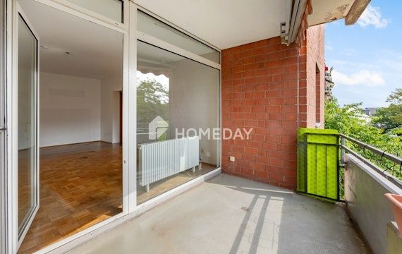 Sofort Bezugsbereit - Tiefgaragenstellplatz und großer Balkon