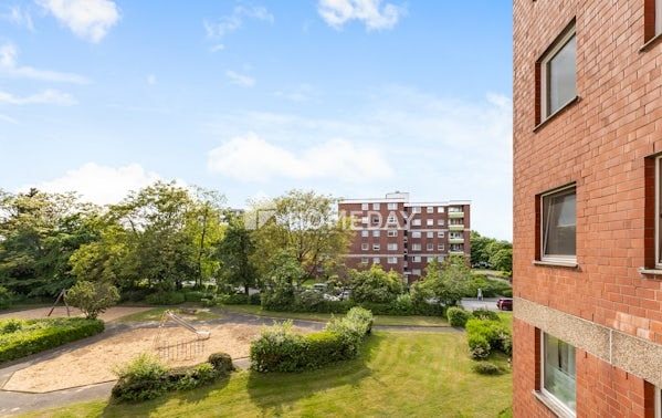 Sofort Bezugsbereit - Tiefgaragenstellplatz und großer Balkon