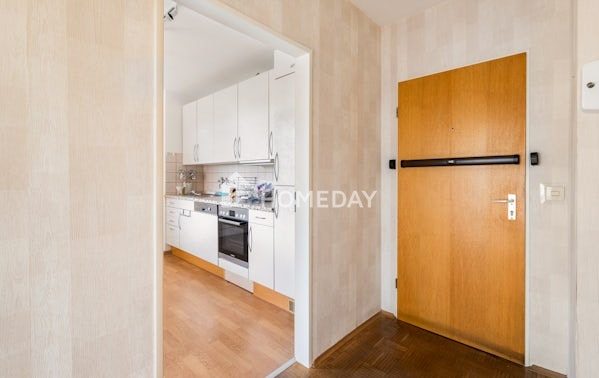 Sofort Bezugsbereit - Tiefgaragenstellplatz und großer Balkon