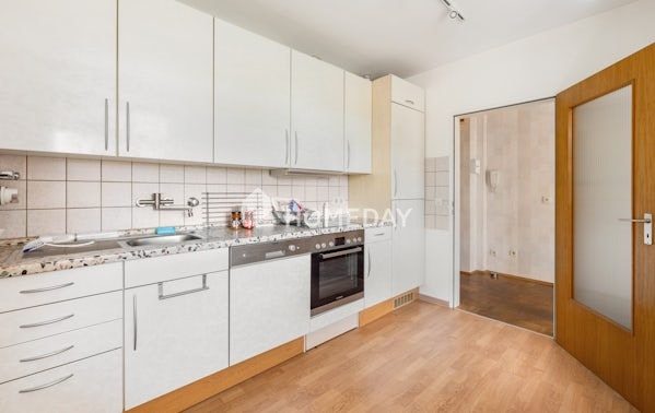 Sofort Bezugsbereit - Tiefgaragenstellplatz und großer Balkon