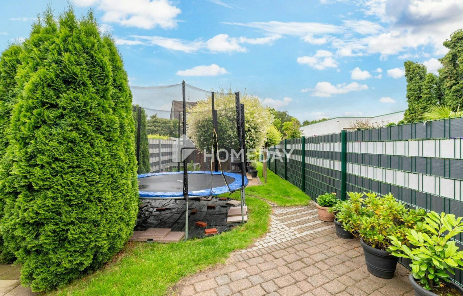Charmante Doppelhaushälfte mit Garten, Garage und vielseitigen Nutzungsmöglichkeiten