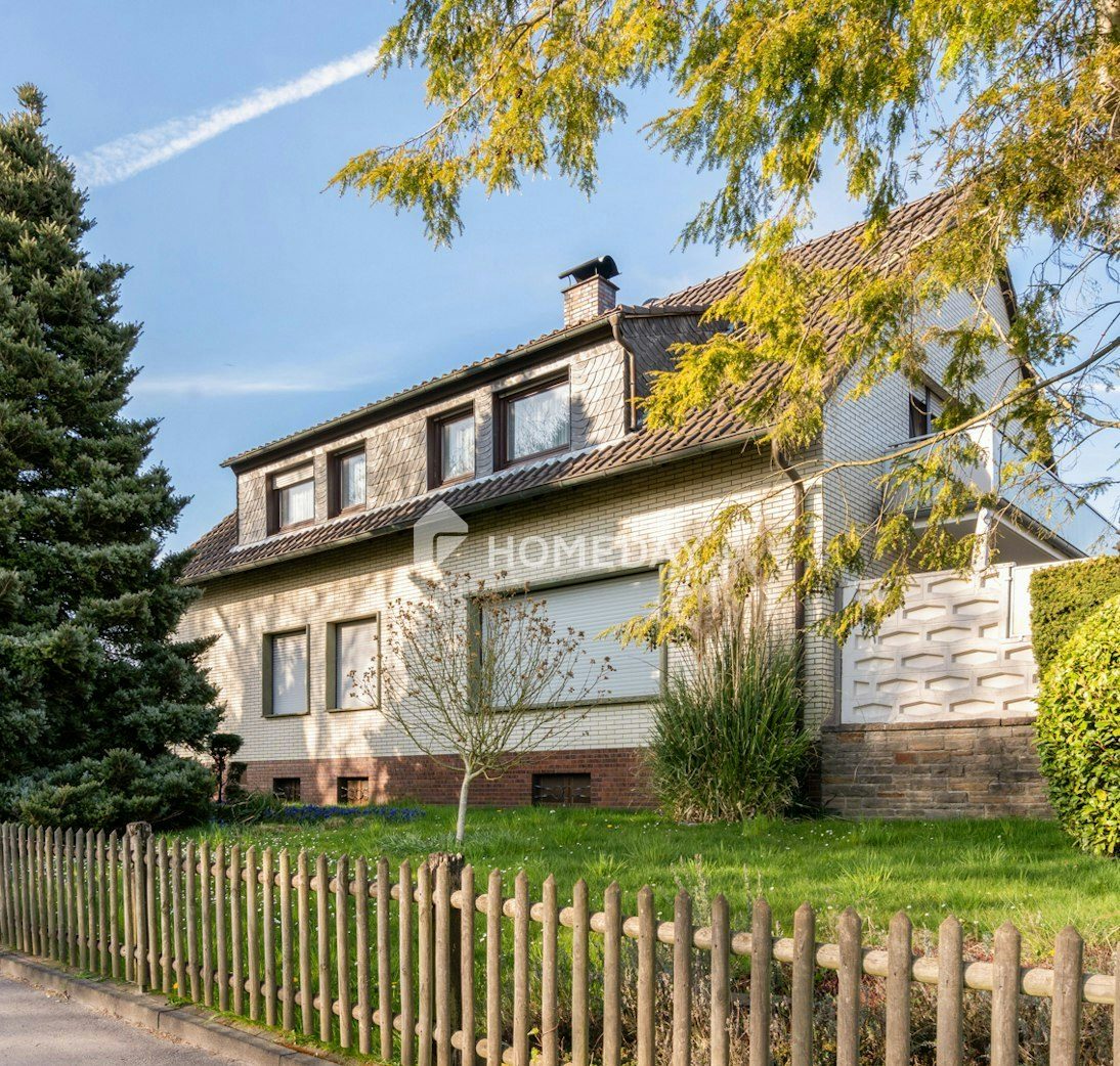 Großzügiges EFH mit Einliegerwohnung, traumhaftem Garten und Garagen