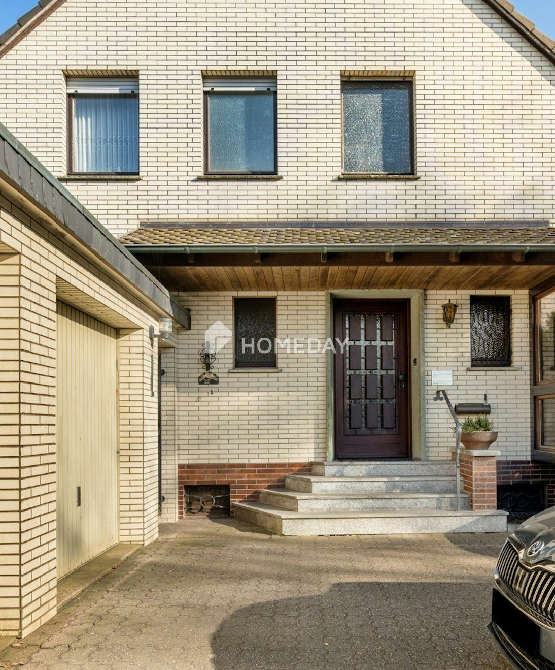 Großzügiges EFH mit Einliegerwohnung, traumhaftem Garten und Garagen