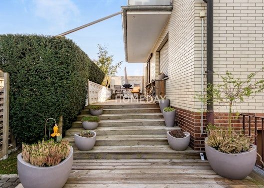 Großzügiges EFH mit Einliegerwohnung, traumhaftem Garten und Garagen