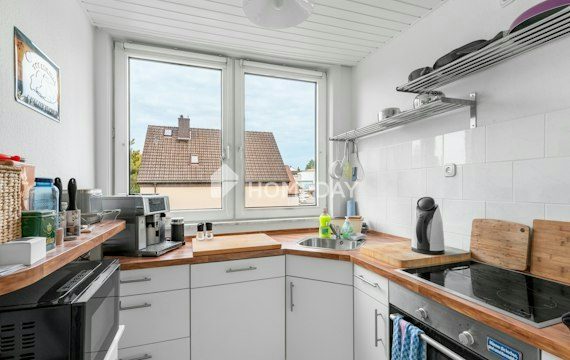 Behagliches Wohnen unter dem Dach – hell geschnittene Zwei-Zimmer-Wohnung mit EBK in gepflegter Lage