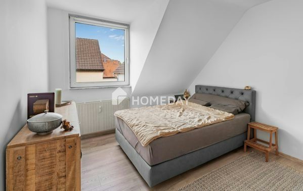 Behagliches Wohnen unter dem Dach – hell geschnittene Zwei-Zimmer-Wohnung mit EBK in gepflegter Lage